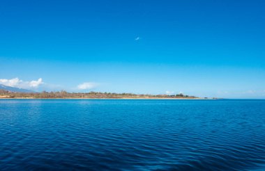 Mavi deniz suyu. Su ve gökyüzü. Gökyüzünün doğal okyanus yüzeyi. Denizde bir yaz günü manzarası.