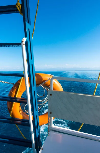 Ship Stern Lifeline Footprint Water Boat Blue Water Mountains Horizon — Stock Photo, Image