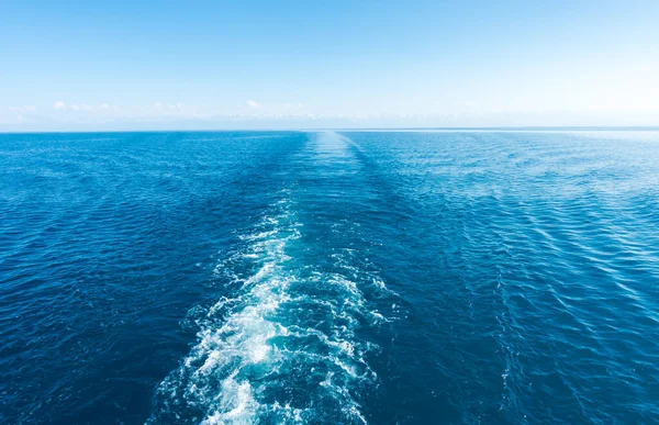 船上水面上的脚印 蓝色水面上的白浪 蓝色海水 水和天空 天空中天然的洋面背景 海上夏日的风景 — 图库照片