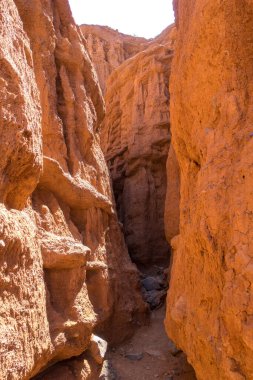 Kırmızı kayalar ve kayalar arasında bir geçit. Çamur kanyonları. Kırgızistan 'da Issyk-Kul bölgesi.
