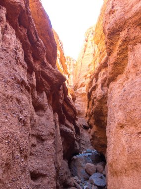 Kırmızı kayalar ve kayalar arasında bir geçit. Çamur kanyonları. Kırgızistan 'da Issyk-Kul bölgesi.