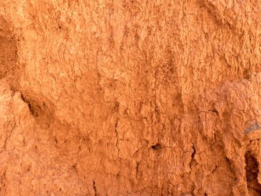 Kırmızı kil dokusu. Doğal doğal desenler. Kuru kırmızı arkaplanı kapat