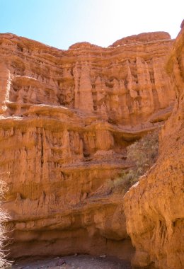Kırmızı kayalar ve kayalar arasında bir geçit. Çamur kanyonları. Kırgızistan 'da Issyk-Kul bölgesi.