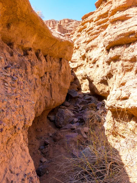 Pedras Vermelhas Uma Passagem Entre Rochas Canhões Argila Região Issyk — Fotografia de Stock