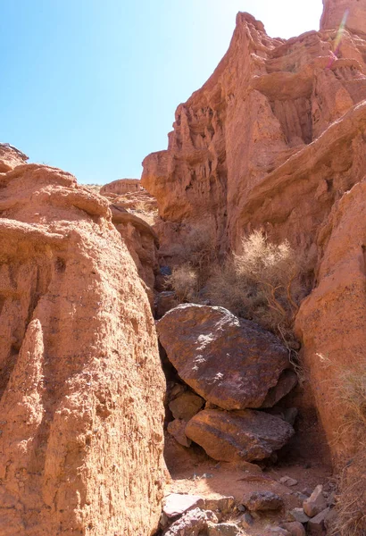 Pedras Vermelhas Uma Passagem Entre Rochas Canhões Argila Região Issyk — Fotografia de Stock