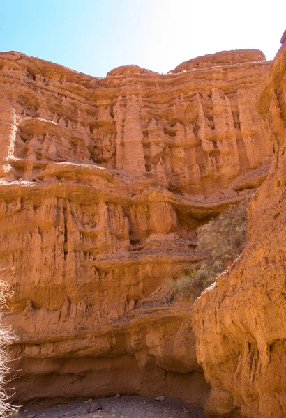 赤い岩と岩の間の通路 粘土の峡谷だ キルギスのIssyk Kul地域 — ストック写真