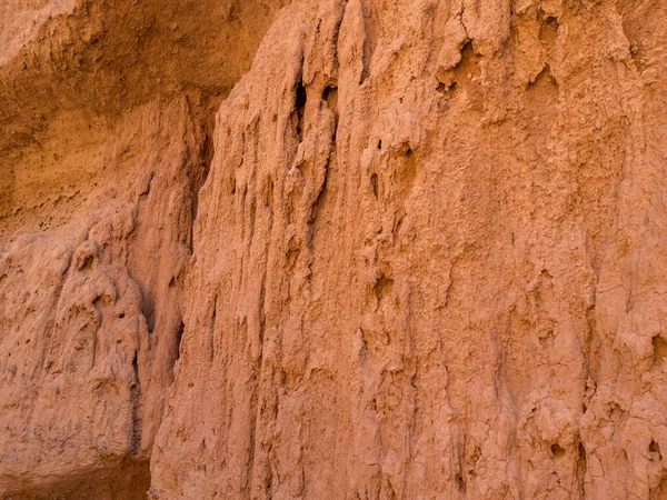 Kırmızı kil dokusu. Doğal doğal desenler. Kuru kırmızı arkaplanı kapat