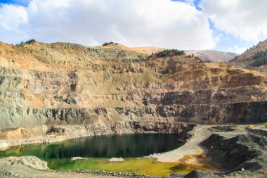 Dağlarda taşocağını su bastı. Madencilik için yer. Güzel zümrüt göl. Kırgızistan, Ak-Tuz.