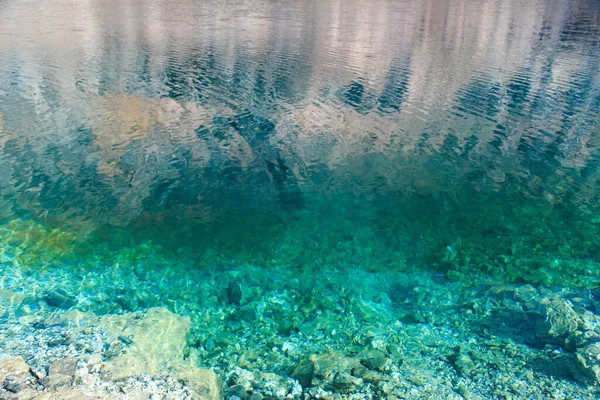 Textur Aus Smaragdklarem Wasser Und Natursteinen Natürlicher Hintergrund Blauer See — Stockfoto