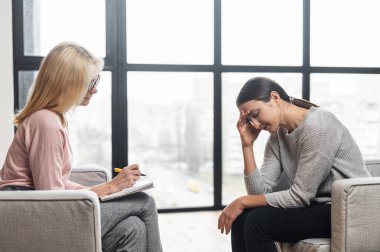 Kadın hasta terapi sırasında sorunlar ve korkular hakkında konuşuyor.