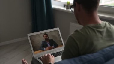 Ekranda konuşan iki farklı meslektaş ya da arkadaş