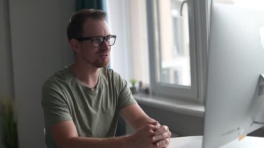 Kendine güvenen bir işadamı, ofis çalışanı internette konuşuyor, video iletişimi.