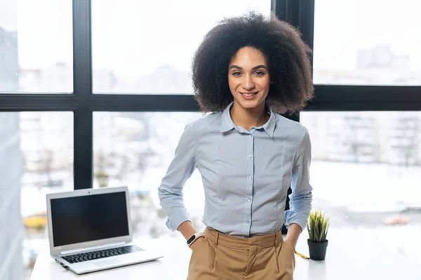 Mujer de negocios birracial confiada en camisa casual inteligente en el interior —  Fotos de Stock