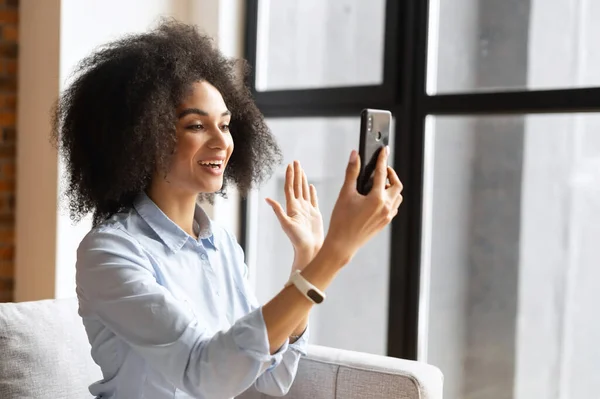 Självsäker biracial affärskvinna i smart casual skjorta inomhus — Stockfoto