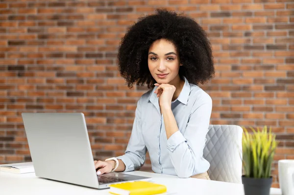 Sebevědomá biracial businesswoman v smart casual shirt indoors — Stock fotografie