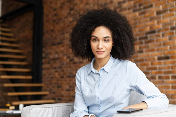 Självsäker biracial affärskvinna i smart casual skjorta inomhus — Stockfoto