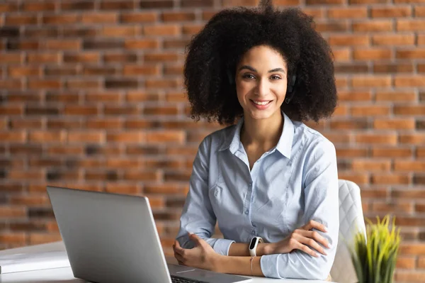 Mujer de negocios birracial confiada en camisa casual inteligente en el interior —  Fotos de Stock