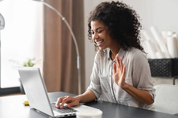 아 프로 머리를 하고 있는 흑인젊은 여성 이 실내에서 노트북을 사용하고 있다 — 스톡 사진
