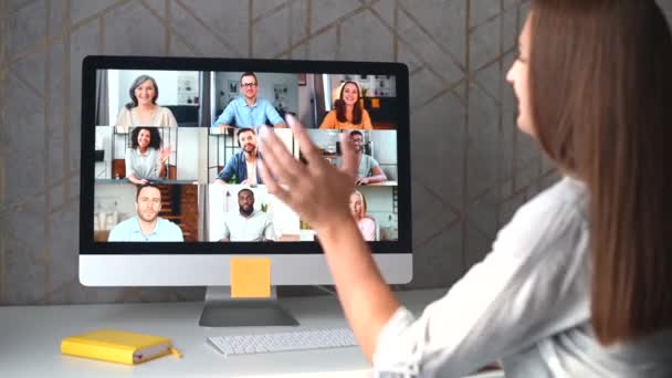 Estudiante feliz usando aplicación para comunicación de video a distancia con compañeros de clase — Vídeo de stock