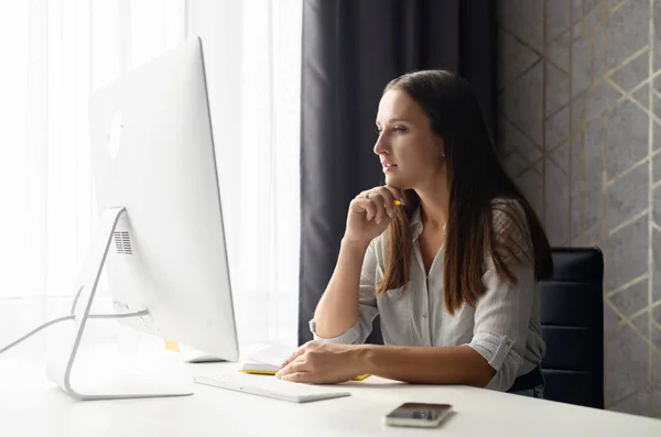 Studentin studiert fern von zu Hause und sitzt am Schreibtisch vor dem schicken PC — Stockfoto