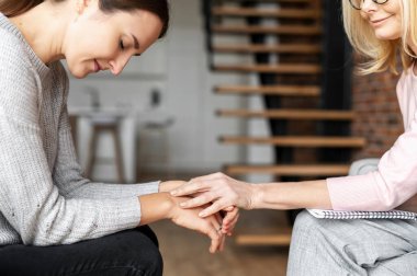 Sinirli genç bayan hasta terapi seansı sırasında sorunlar ve korkular hakkında konuşuyor.