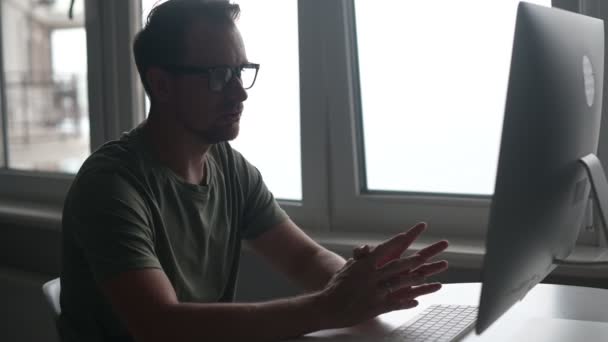 Fešák pozitivní mladý dospělý vousatý hipster chlap v brýlích drží video hovor — Stock video