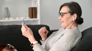 Orta yaşlı bir kadın video görüşmesi yapıyor.