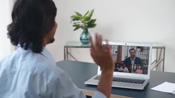 Homme employé impliqué réunion vidéo sur l'ordinateur portable avec une équipe de travail diversifiée — Video