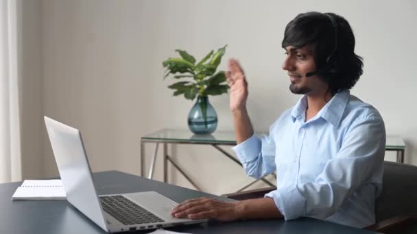 Masculino escritório empregado vestindo fone de ouvido falando online via vídeo conectar — Vídeo de Stock