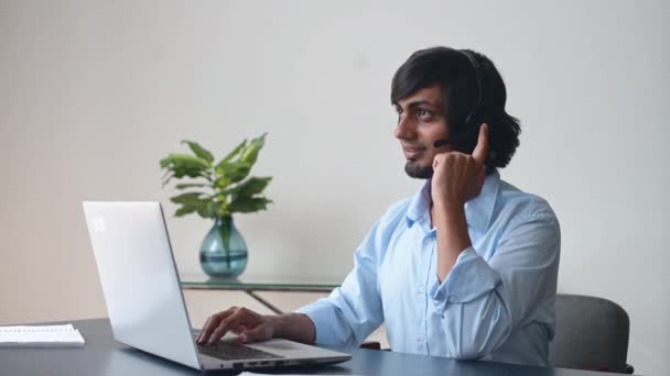 Sourire indien mâle bureau employé faire appel vidéo — Video