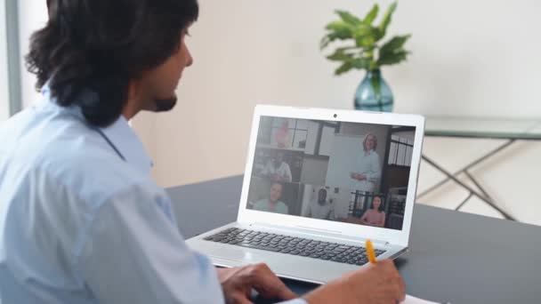 Άντρας υπάλληλος συμμετείχε βίντεο συνάντηση στο φορητό υπολογιστή με ποικίλες ομάδες εργασίας — Αρχείο Βίντεο
