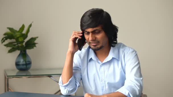Homem de negócios indiano irritado falando no smartphone — Vídeo de Stock