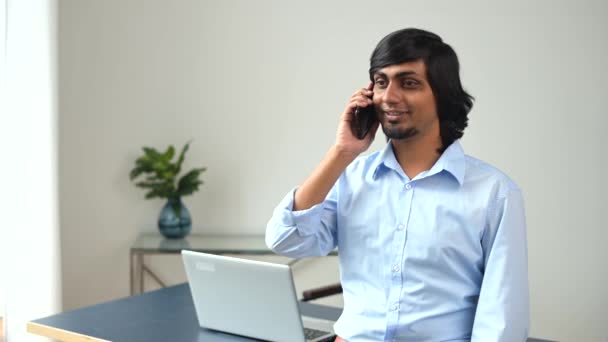 Hombre indio sonriente hablando en el teléfono inteligente — Vídeos de Stock