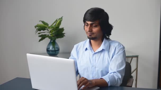 Empresário indiano sortudo em camisa casual inteligente olha para a tela do laptop — Vídeo de Stock