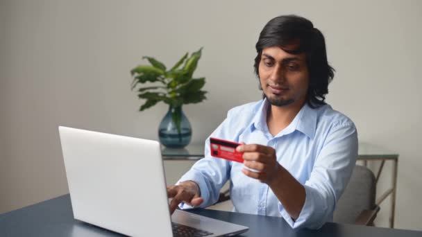 銀行カードでの支払いに満足しているインドの男性起業家の喜び — ストック動画