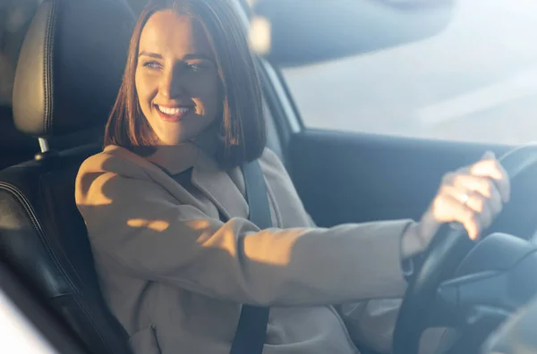 Веселая молодая женщина водит машину — стоковое фото