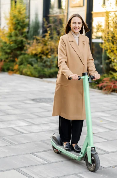 Actieve zakenvrouw paardrijden scooter in de stad — Stockfoto