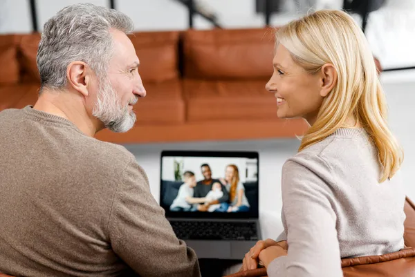 Пара середнього віку використовує ноутбук для відеоз'єднання — стокове фото