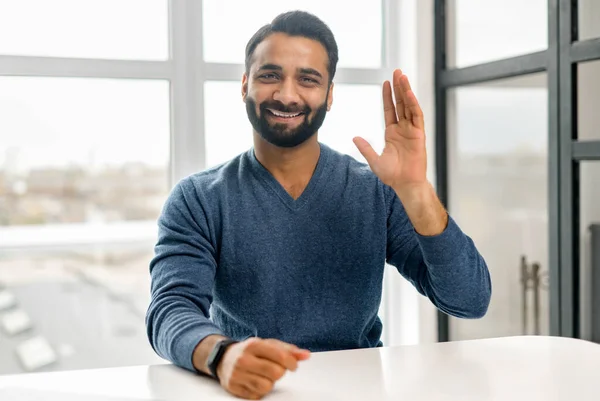 Vídeo reunião com um homem indiano feliz, cara alegre acenando — Fotografia de Stock