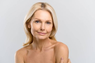 Zarif, orta yaşlı bir kadının vesikalığı.