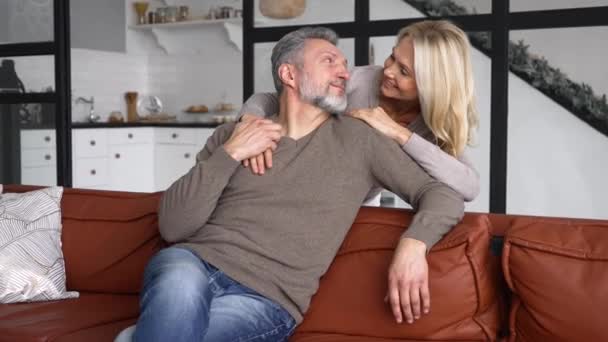Οι ώριμοι σύζυγοι περνούν χρόνο μαζί στο σπίτι — Αρχείο Βίντεο