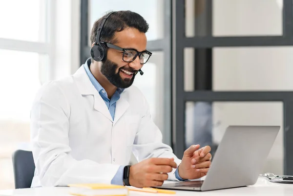 Relatore conferenza maschile indiano in abito medico, occhiali e un auricolare — Foto Stock