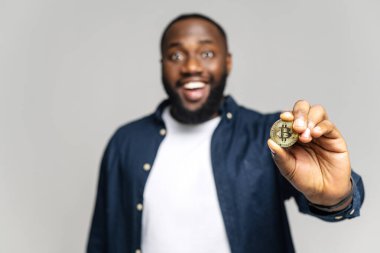 Erkeklerin elindeki bitcoin 'e seçici odaklanma