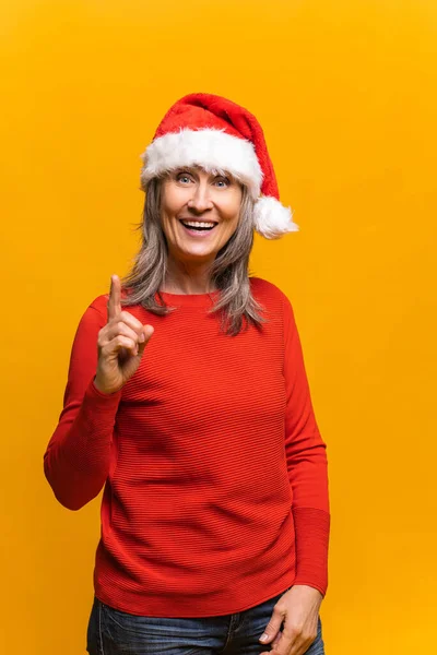 Mulher sênior muito feliz vestindo chapéu de santa — Fotografia de Stock