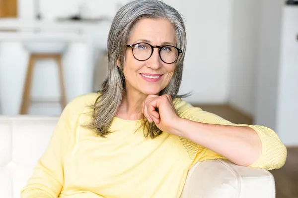 Retrato de una encantadora anciana radiante posando y mirando a la cámara — Foto de Stock