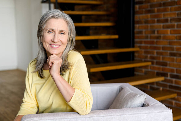 Портрет очаровательной элегантной зрелой предпринимательницы средних лет