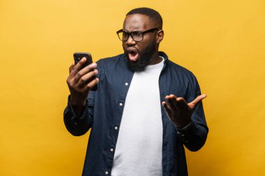 Afro-Amerikan bir adamın akıllı telefona bakmasına şaşırdım.