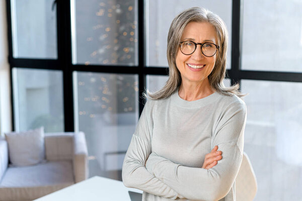 Портрет гордой и профессиональной седой деловой женщины