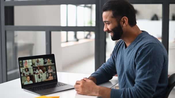 Brainstorming, Online-Videotreffen, virtuelle Konferenz mit multiethnischen Mitarbeitern — Stockvideo
