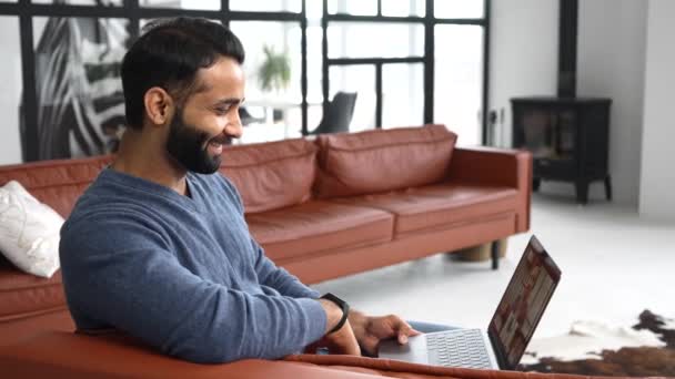 Manlig anställd involverade video möte på laptop med olika bänkskivor — Stockvideo